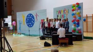 Jaka Jerina je na prireditvi Mavricni planet 2018 spremljal pevski zbor uciteljic OS Mirna med pesmijo Med iskrenimi ljudmi, foto Lapego